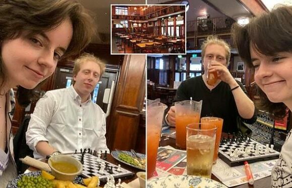Couple fall in love after girl flies from US for date in WETHERSPOONS