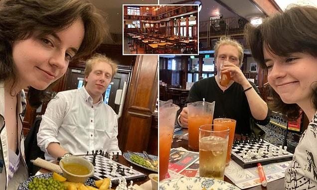 Couple fall in love after girl flies from US for date in WETHERSPOONS