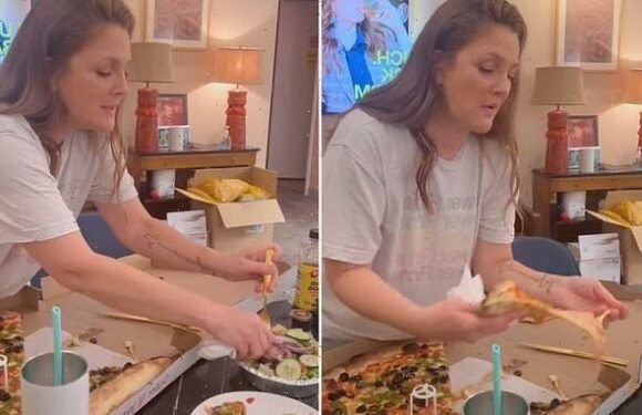 Drew Barrymore scrapes toppings off pizza and eats them with salad