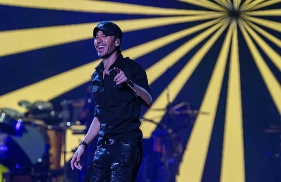 Enrique Iglesias Gets Passionately Kissed by Fan at Las Vegas Tour Stop