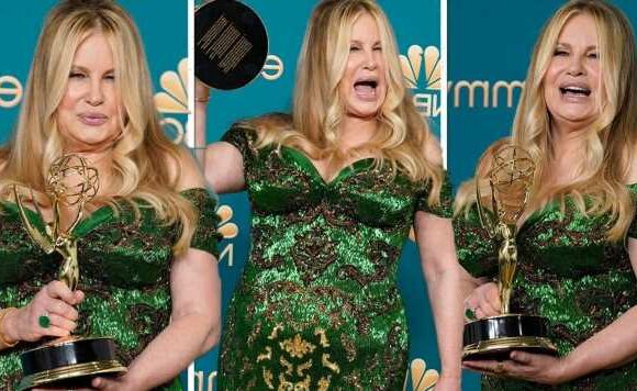 Jennifer Coolidge flaunts curves dancing at Emmys as she’s cut off