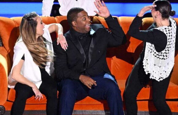 Kenan Thompson Drags Leo DiCaprio & Netflix, Dances to TV Theme Songs in 2022 Emmys Opening