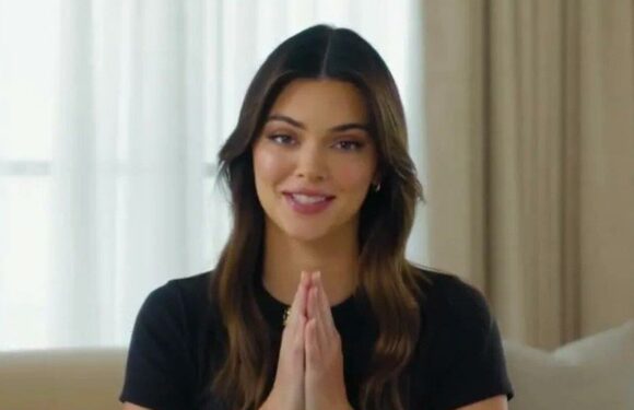 Kendall Jenner Completely Comfortable With Baring Her Boobs on Runway at Age 18