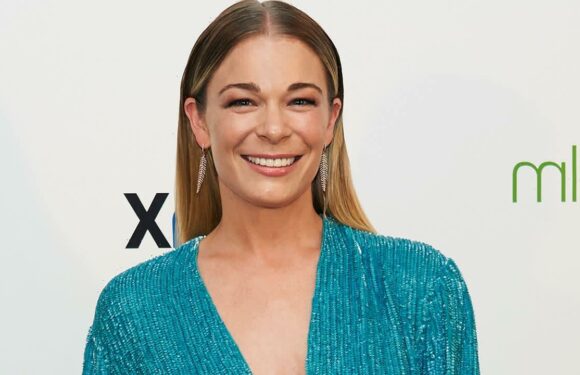 LeAnn Rimes steals the show in daring outfit alongside Kelly Ripa