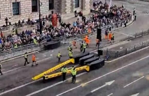Moment crowd applauds cleaners before Queen's coffin procession