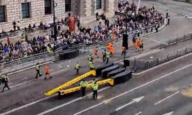 Moment crowd applauds cleaners before Queen's coffin procession