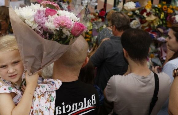 Mourners face a twelve hour wait to say farewell Queen Elizabeth II