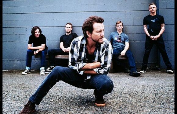 Pearl Jam Cover Wet Leg’s ‘Chaise Longue’ At Madison Square Garden