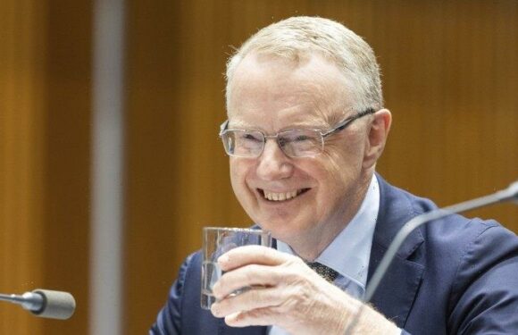 Politicians go Lowe – he goes high