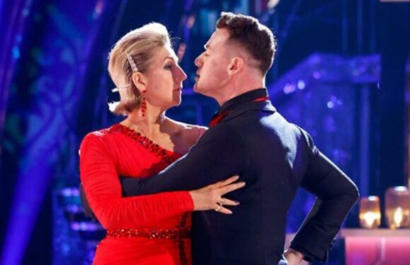 Strictlys Kaye Adams apologises to Kai after tena lady overshare