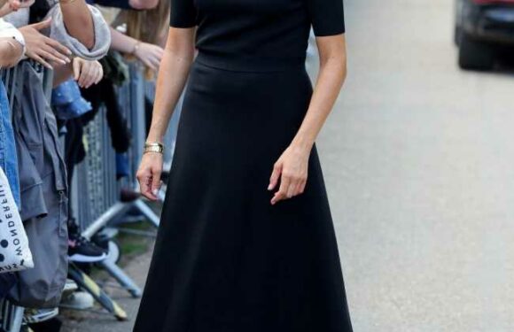 The Sussexes delayed the walkabout because Meghan had to do hair & makeup?