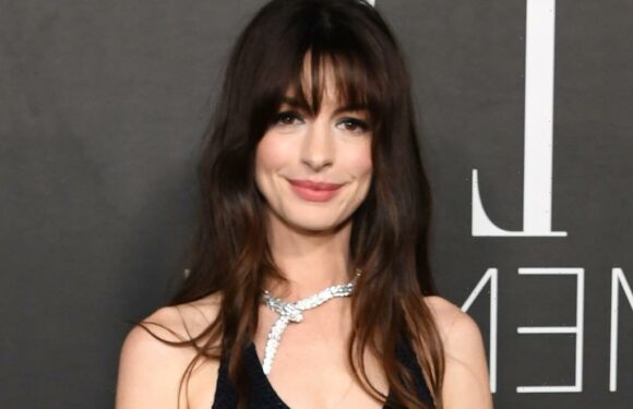 Anne Hathaway's Stylist Says These Virtue Products Are the Secret to Her Effortless Red Carpet Hair & They're On Sale