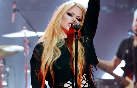 Avril Lavigne Still Has Her Outfit From the "Complicated" Music Video