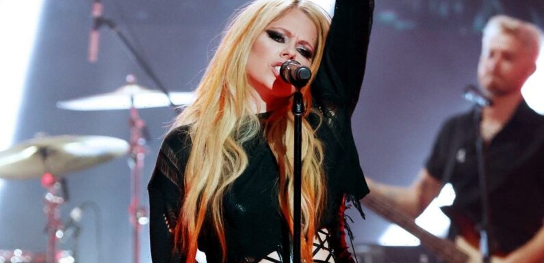 Avril Lavigne Still Has Her Outfit From the "Complicated" Music Video