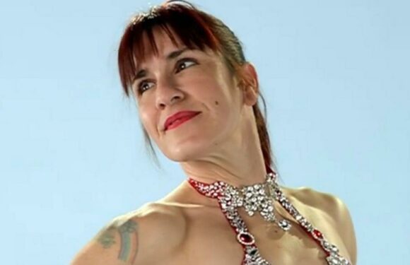 Bodybuilding mum strips naked on TV – but can’t look at herself because of boobs