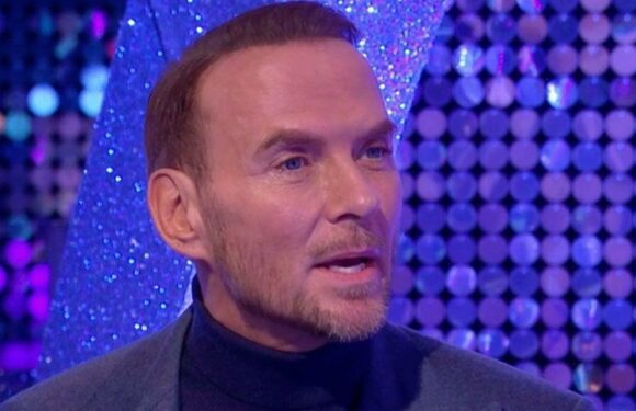 Dan Walker supports Strictlys Matt Goss in farewell Exit with class