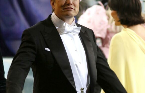 Elon Musk offers to buy Twitter again, under the original terms from April