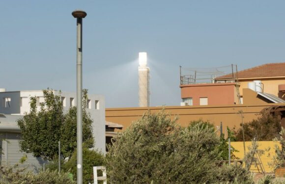 “Eye of Sauron”: The dazzling solar tower in the Israeli desert