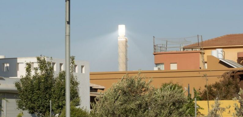“Eye of Sauron”: The dazzling solar tower in the Israeli desert