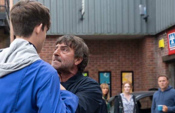ITV Corrie fans adamant theyve spotted Oasis brother lookalike on soap
