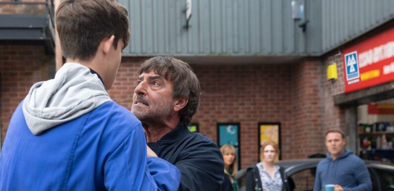 ITV Corrie fans adamant theyve spotted Oasis brother lookalike on soap
