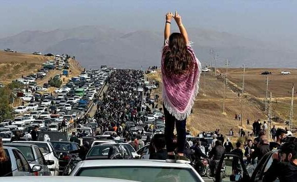 Iranian mourners gather at cemetery in defiance of dictator