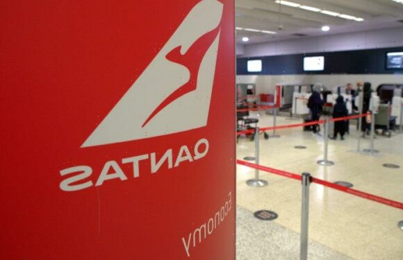 Melbourne airport security breach delays Qantas passengers