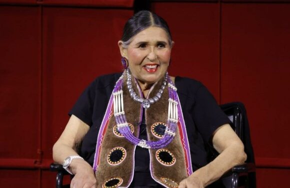Sacheen Littlefeather, Activist Who Took the Stage to Decline Marlon Brandos Oscar, Dies at 75