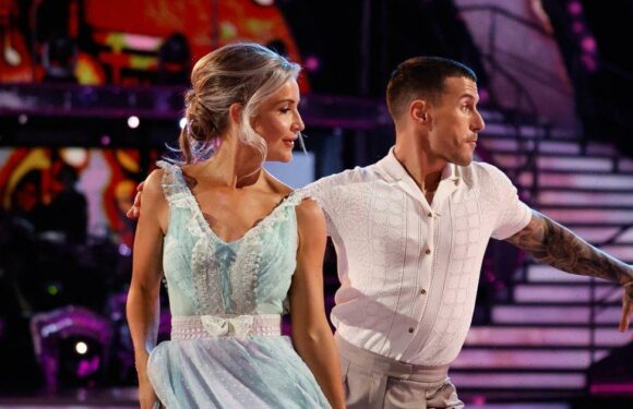 Strictlys Helen Skelton collapses as brutal dance session leaves her on floor
