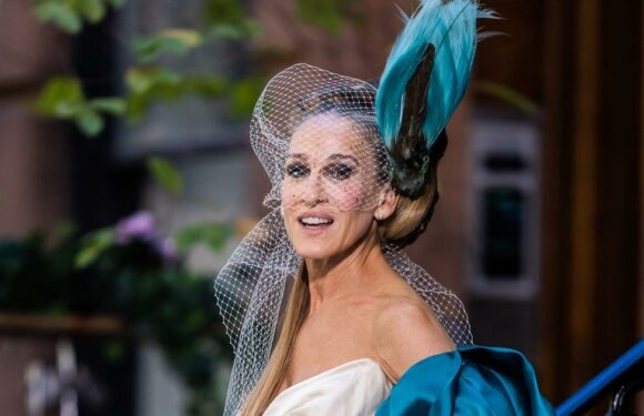 Carrie Bradshaw's Wedding Dress and Bird Headpiece Are Back For "And Just Like That"