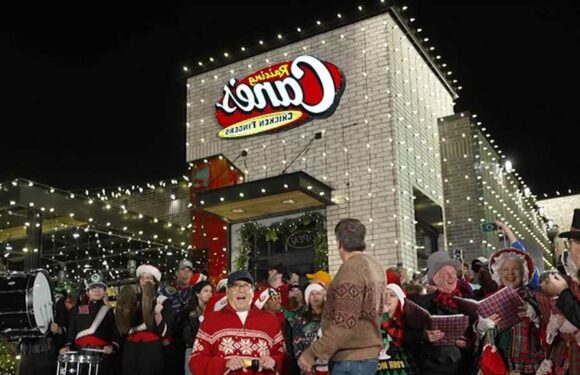 Chevy Chase Recreates 'Christmas Vacation' Lighting at Raising Cane's
