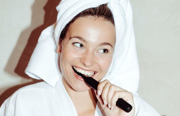 Common issue with teeth that ages you – how to reverse it