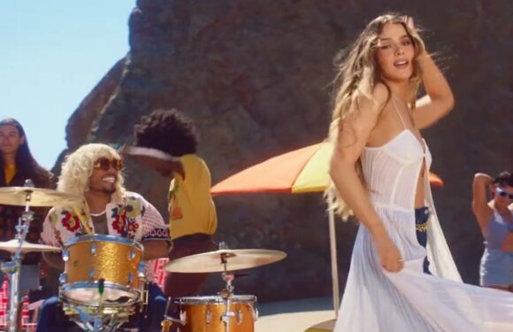 Hailee Steinfeld Debuts Beachy ‘Coast’ Music Video with Anderson .Paak – Watch!