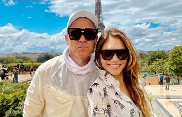 Robbie Williams and Wife Ayda Field Suffering From Dry Spell in Their Sex Life