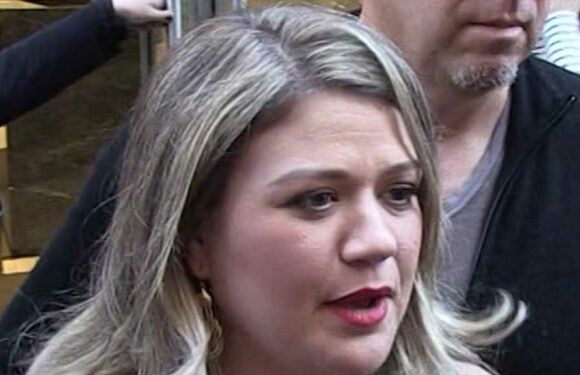 Kelly Clarkson Asks For Restraining Order Against Alleged Trespasser