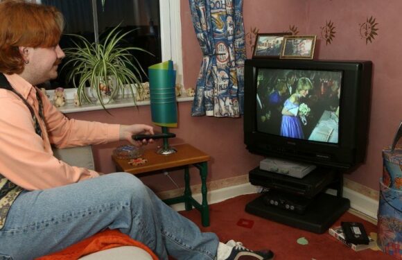 Lad, 24, so obsessed with the 90s he transformed home and uses old Nokia phone