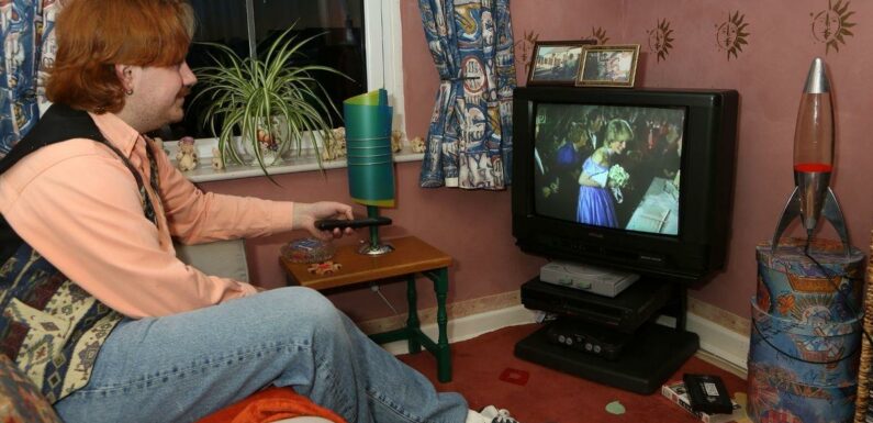 Lad, 24, so obsessed with the 90s he transformed home and uses old Nokia phone