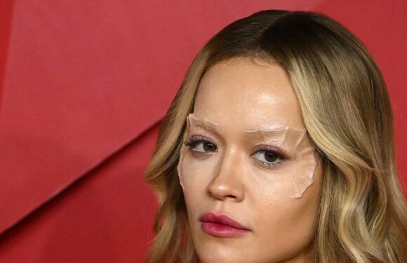 Rita Ora covers up her eyebrows with bizarre fish gills, more stars who've tried the bizarre no-brows trend