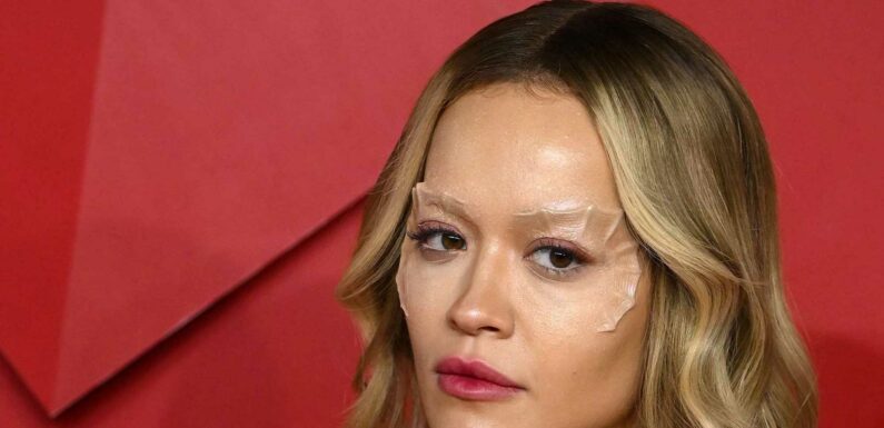 Rita Ora covers up her eyebrows with bizarre fish gills, more stars who've tried the bizarre no-brows trend