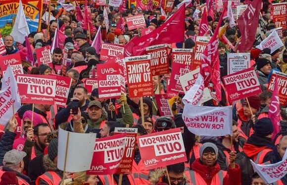 Royal Mail delivers final Christmas blow as postal workers strike