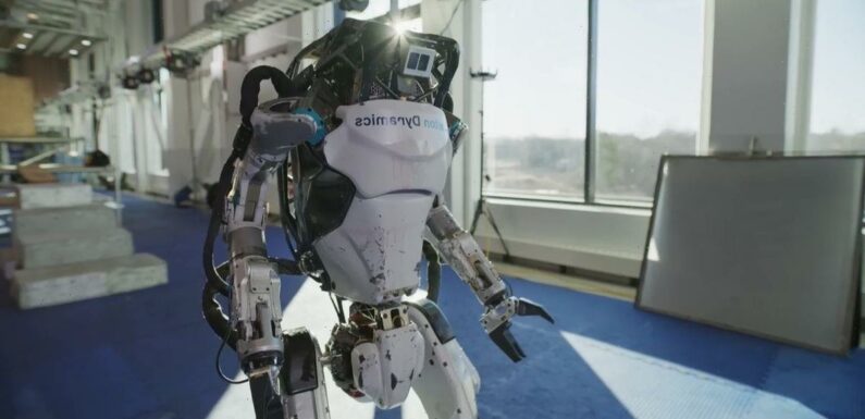 ‘Atlas’ robot is now able to ‘take builders’ jobs’ thanks to new metal hands