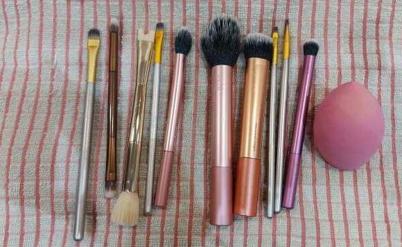 I cleaned makeup brushes in the washing machine – they look like new