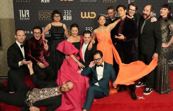 Inside the Critics’ Choice Awards: Austin Butler Takes Selfie Requests, Cate Blanchett Loves Michelle Yeoh and Ismael Cruz Córdova and Stephanie Hsu Reunite