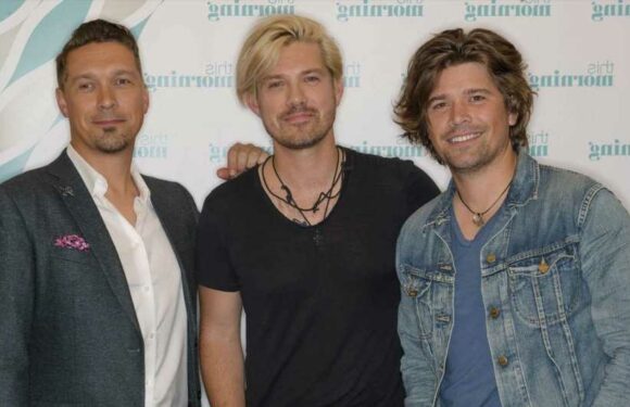 Isaac, Taylor and Zac Hanson Pose With All 39 Members of Their Family