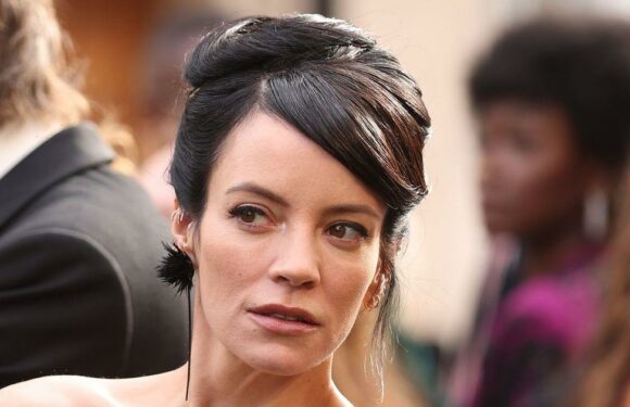 Lily Allen swaps her brunette hair for a buttery blonde shade
