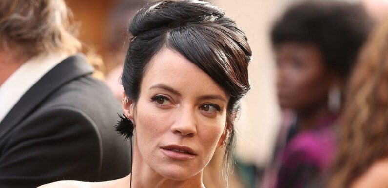 Lily Allen swaps her brunette hair for a buttery blonde shade