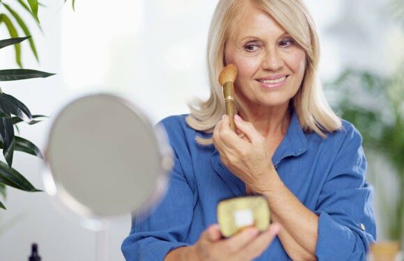 Look younger with powder makeup tip for ‘flawless’ skin under the eyes
