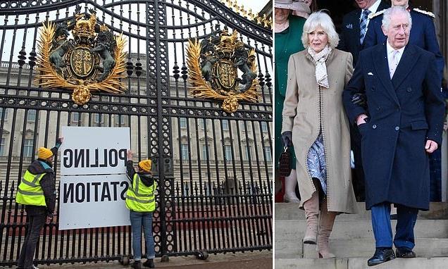 Republican activists unveil polling station sign at Buckingham Palace