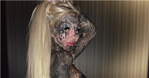 Tattoo model strips off to flaunt extreme ink that covers 98% of skin