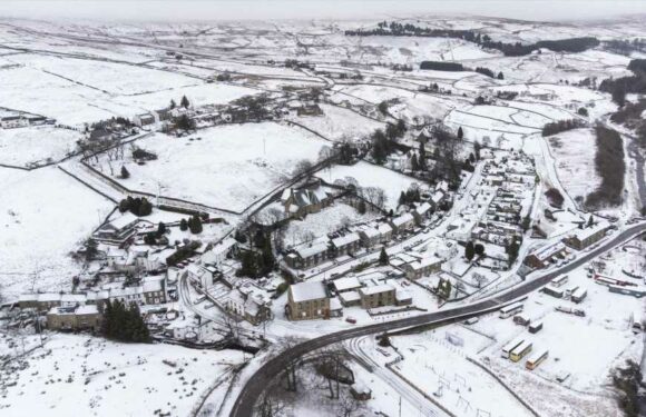 UK weather – Brits wake up to SNOW with warnings for ice on the roads for four days as temperatures plunge to -4C | The Sun